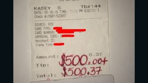 Un chelner din Statele Unite ale Americii a avut parte de o mare surpriză, după ce un client darnic i-a oferit un bacşis de 500 de dolari