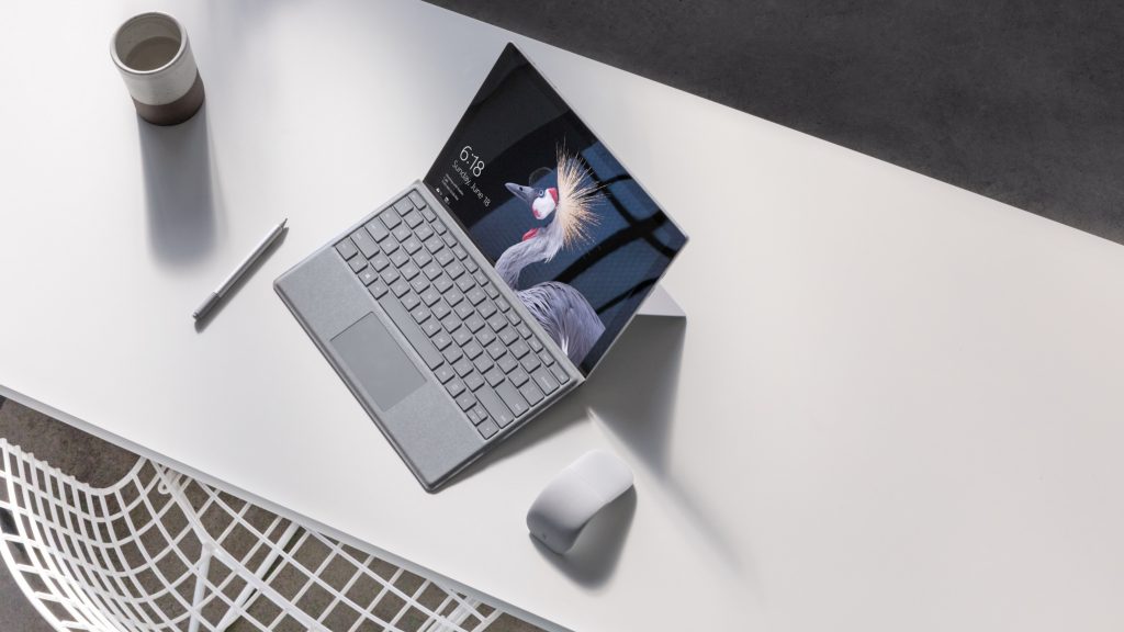 Microsoft a lansat generația a cincea a tabletei Surface Pro, cu procesoare Intel Kaby Lake, de generația a șaptea, baterie care ține 13,5 ore și conexiune 4G LTE