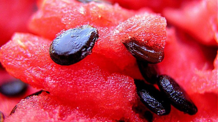 Ce se întâmplă, de fapt, dacă mănânci pepenele roșu cu tot cu sâmburi? Mare atenție